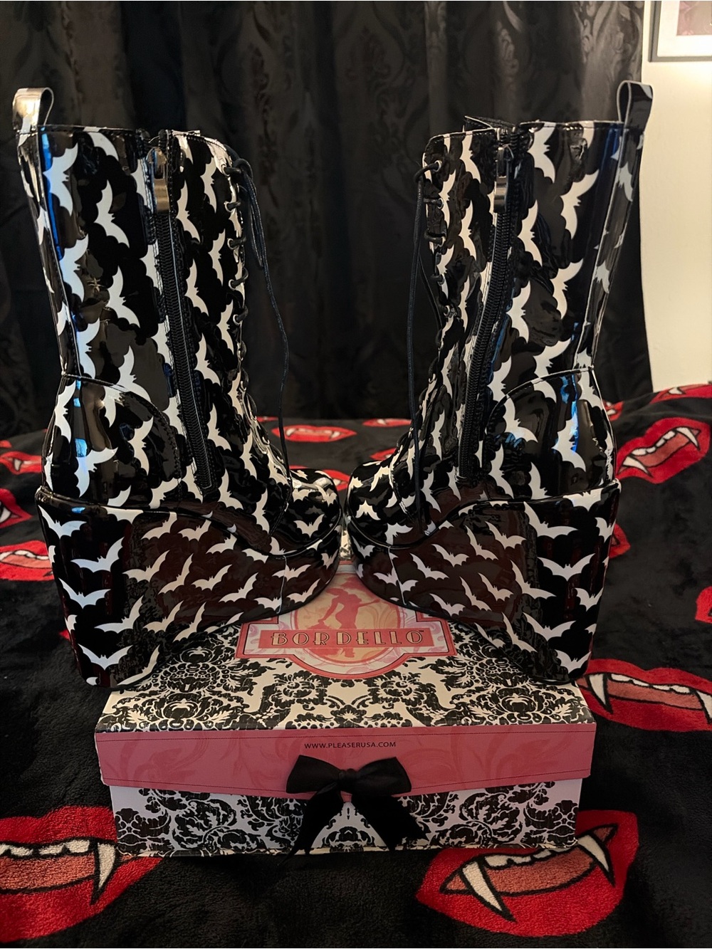 Black & white bat 🦇 Patterned Platform Lace-Up Boots - Women - Picture 5 of 10